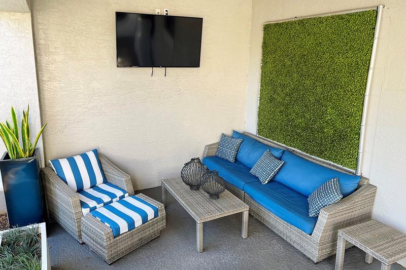 Media Lounge | Enjoy catching up on work or watch the game at our outdoor media lounge area.