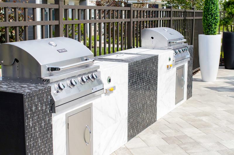 Outdoor Kitchen | Residents can enjoy having a cookout with our poolside outdoor kitchen.