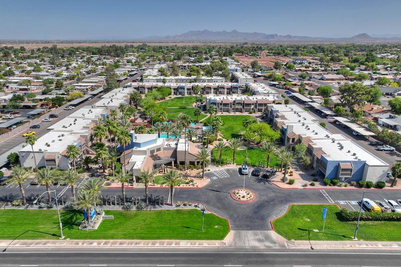 Aerial View of Level 550 | Level 550 is located in a prime location, surrounded by lush landscaping, and only minutes from HWY 202 and Tempe Marketplace.