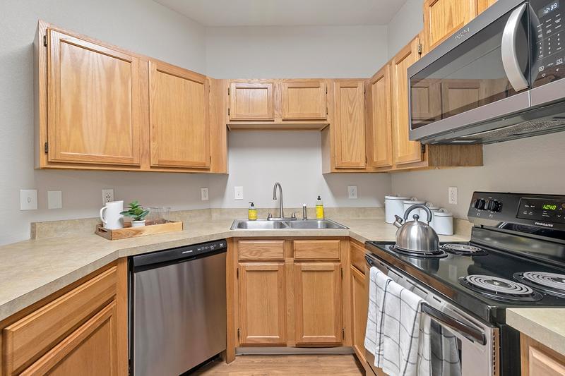 Classic Style Kitchen | Our classic style kitchens feature wood cabinetry and stainless steel appliances.