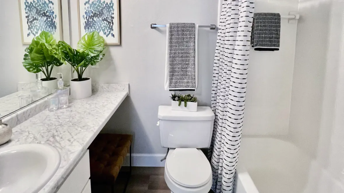 A modern bathroom with white countertops and bathtubs. 