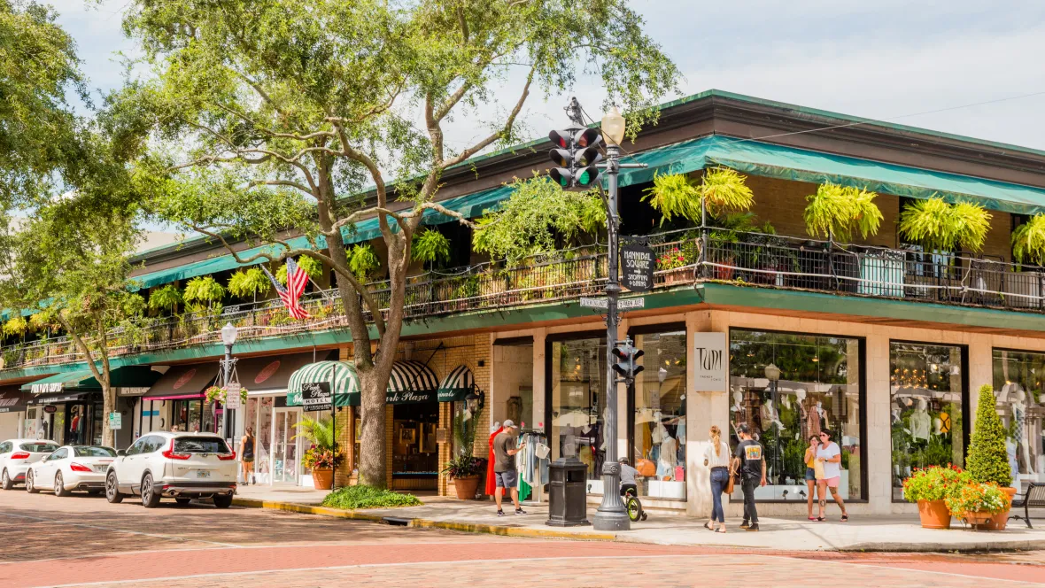 A street lined with shops and restaurants in downtown Winter Park, located minutes from Elon Winter Park.