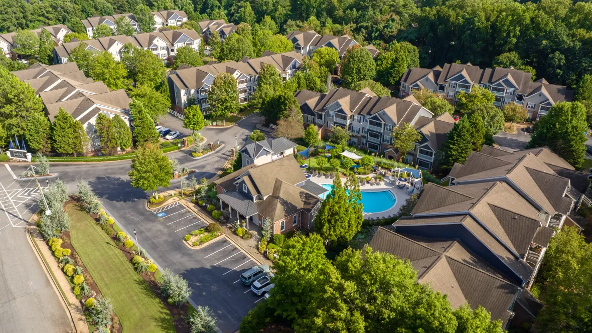 A stunning bird’s eye view of The Everlee Apartments community reveals the shimmering pool, vibrant grounds, and serene atmosphere, inviting you to embrace an elevated, southern living experience.