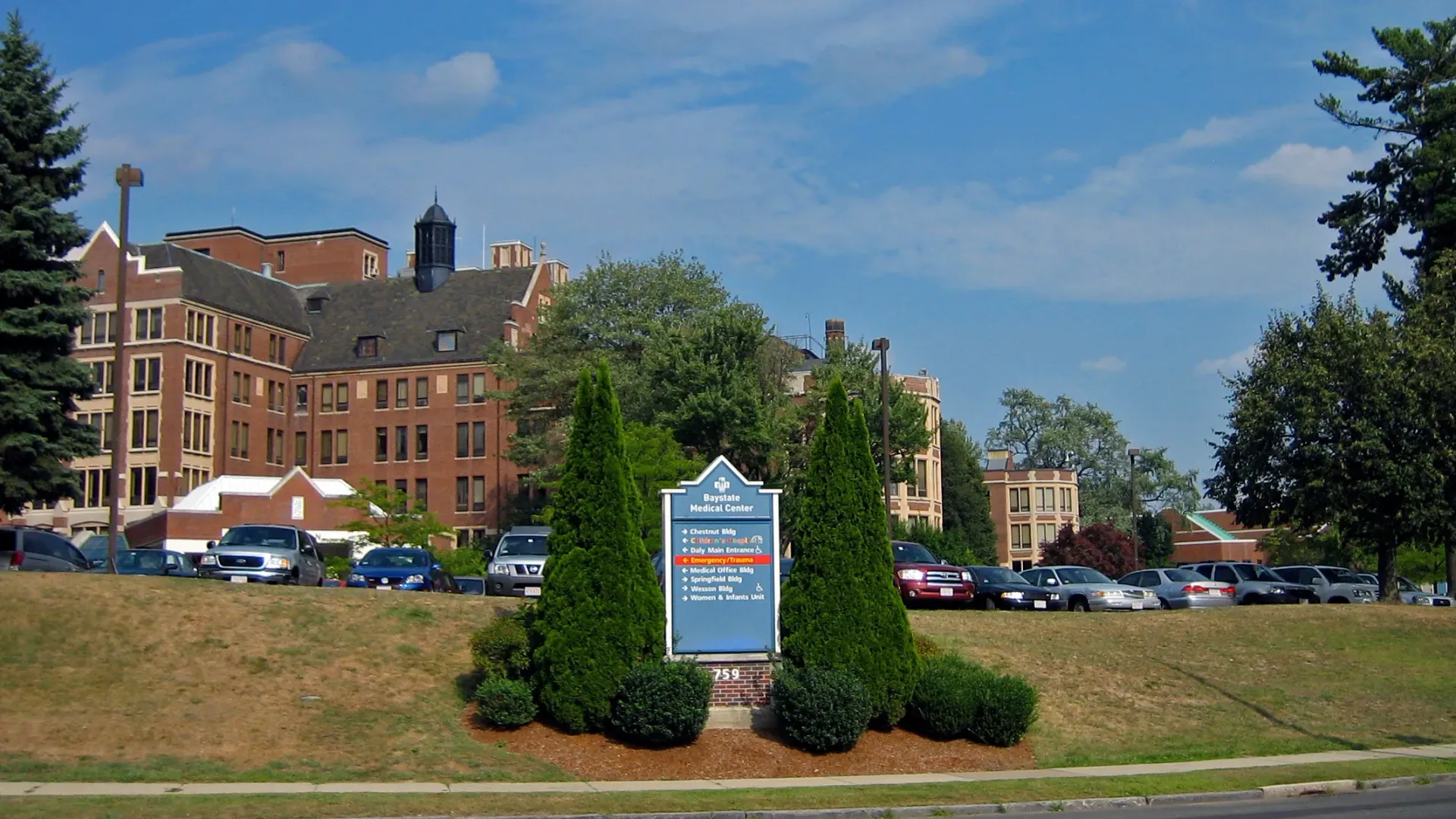 An exterior view of Baystate Medical Center, a leading healthcare provider in Western Massachusetts, offering top-tier medical care and state-of-the-art facilities.